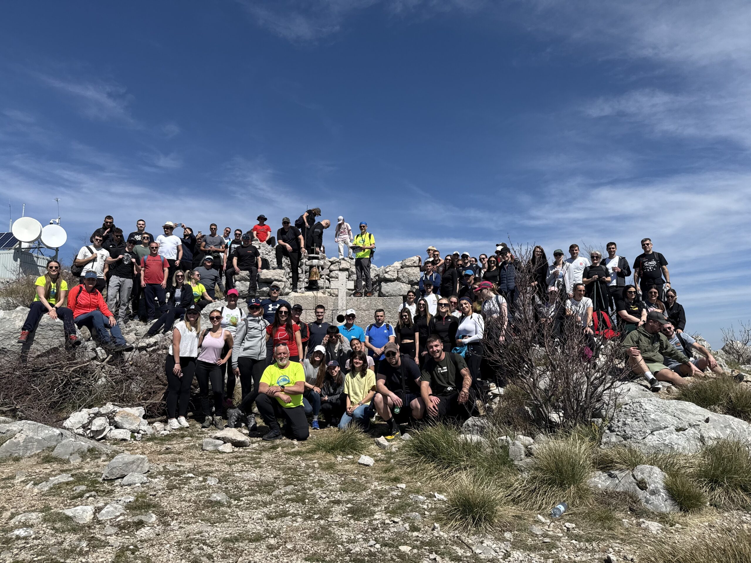 Uspon na Sniježnicu okupio više od 100 studenata